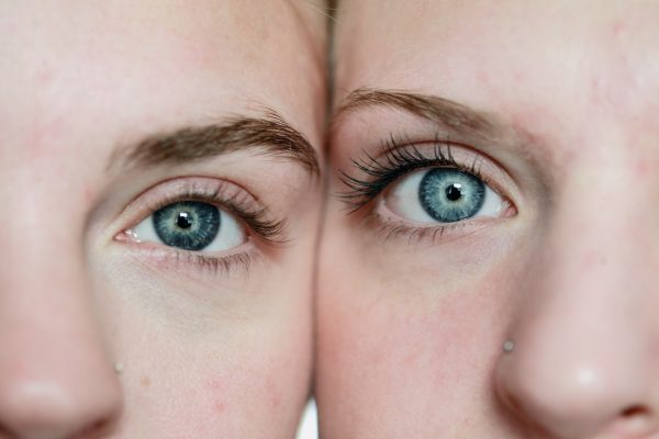 photo deux personnes avec la couleur des yeux