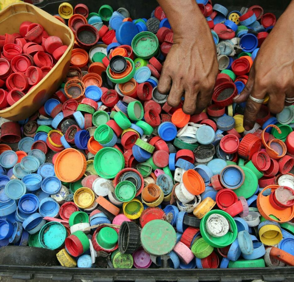 Un assortiment dynamique de bouchons de bouteilles en plastique triés à la main pour être recyclés à Manille.