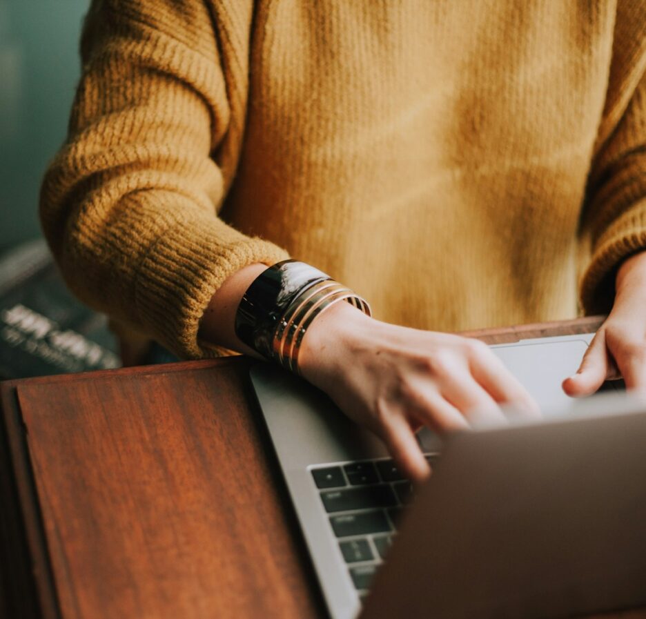 personne utilisant un ordinateur portable